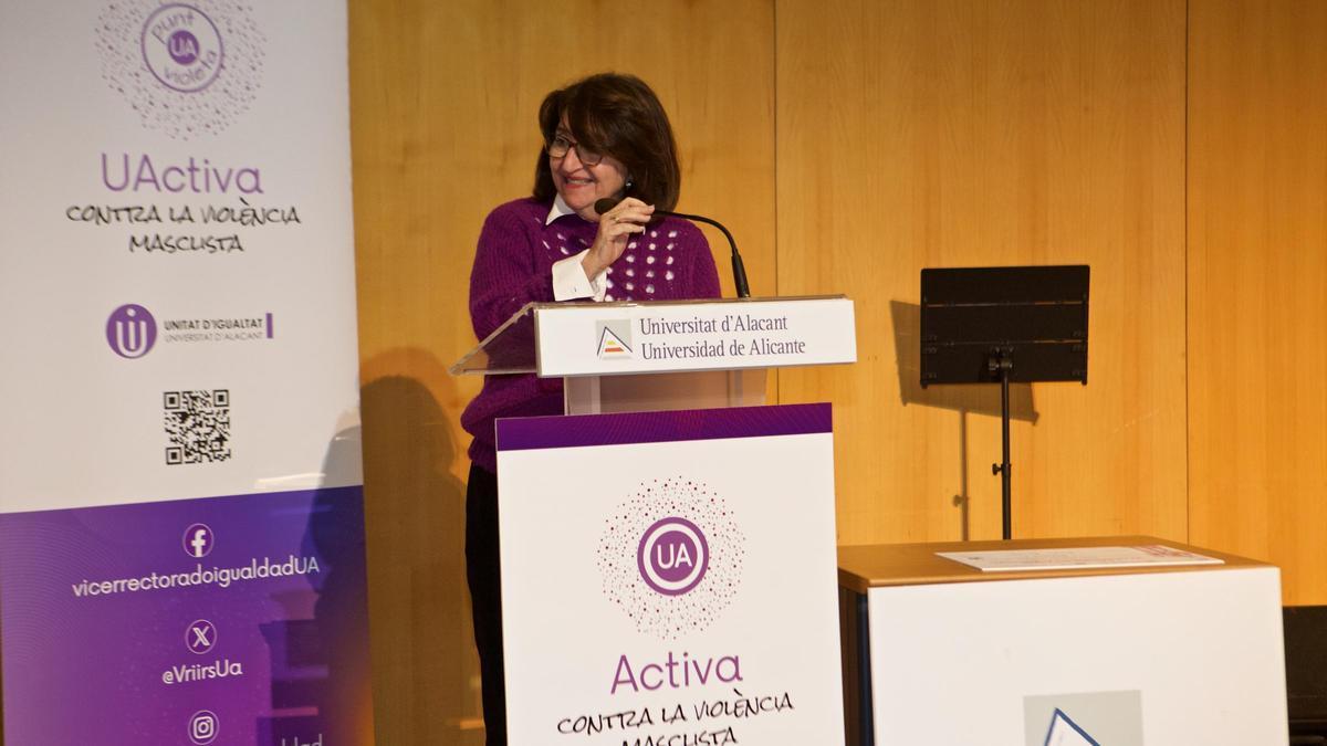 La rectora de la Universidad de Alicante, Amparo Navarro, durante su discurso.