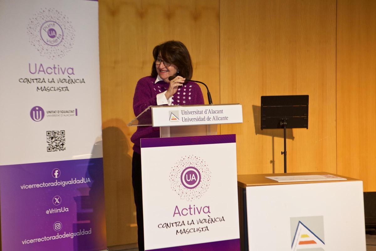 La rectora de la Universidad de Alicante, Amparo Navarro, durante su discurso.