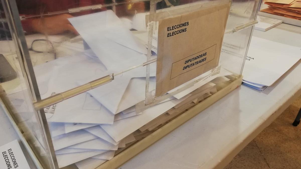 Archivo - Una urna con votos en las elecciones generales de 2019