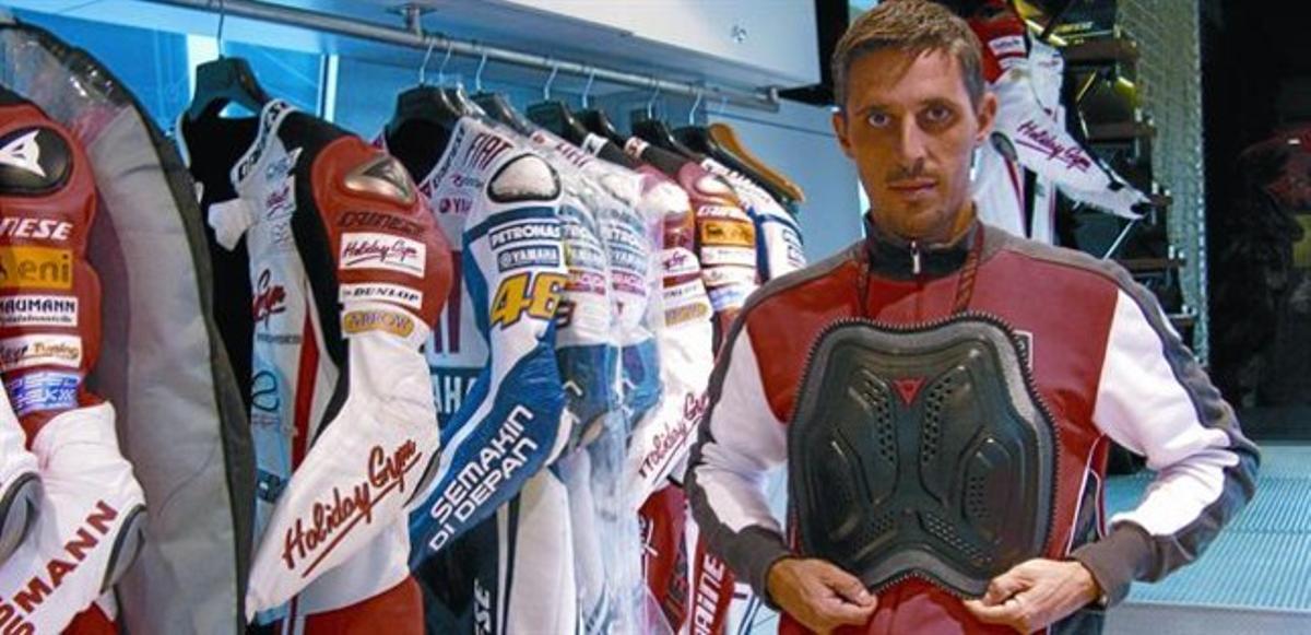 Proteccions 8 Stefano Corte, responsable de Dainese, mostra la petita cuirassa que protegeix els pilots dels cops al pit. Proteccions 8 Stefano Corte, responsable de Dainese, mostra la petita cuirassa que protegeix els pilots dels cops al pit.