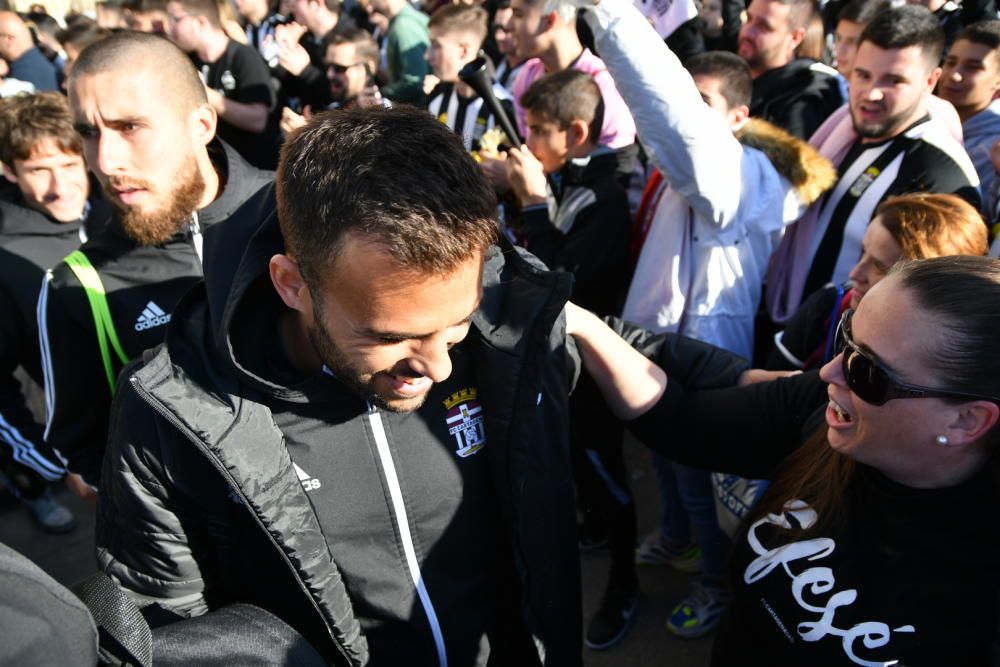 La afición del FC Cartagena despide a los jugadores antes del derbi