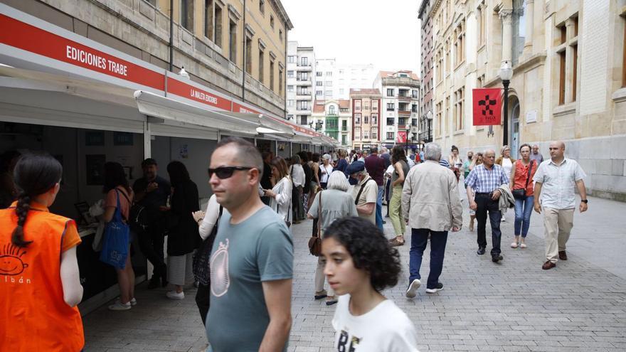 La calle Tomás y Valiente, durante la Feria del Libro del pasado año, con una sola fila de casetas. | Ángel González