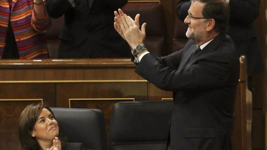 Rajoy, devolviendo ayer el aplauso a la bancada popular.