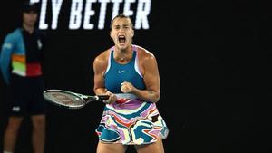 Sabalenka celebra su título en el Open de Australia.