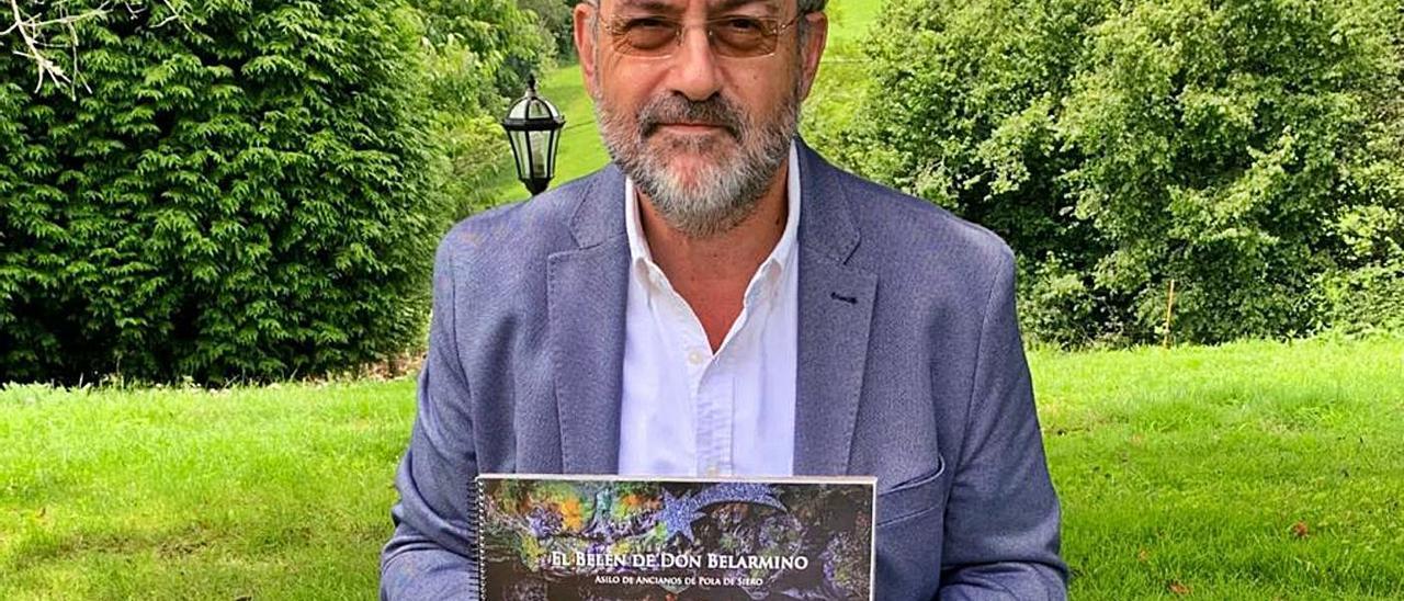 Ricardo Junquera, con el libro sobre el belén del asilo poleso, que será presentado en breve. | A. I.