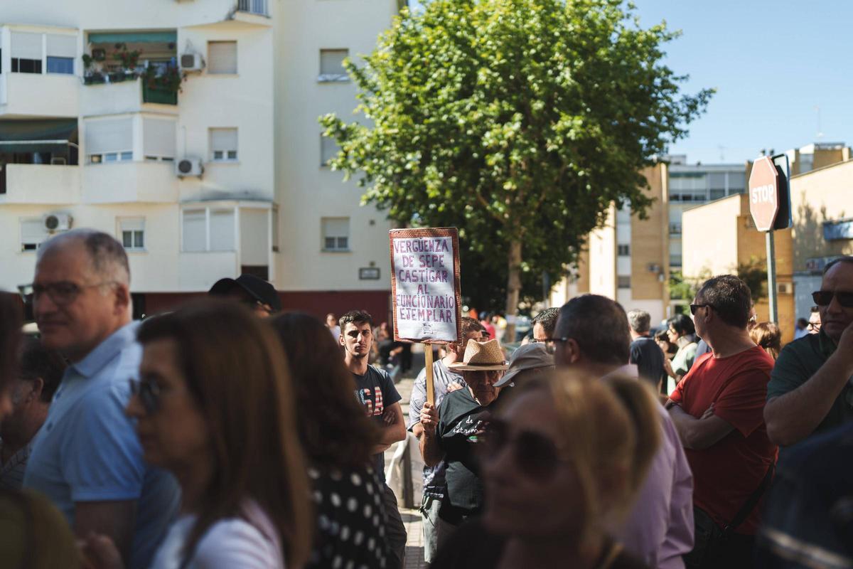 Fotogalería | Mérida arropa a Juan Carlos Nieto, el funcionario del SEPE expedientado por atender sin cita previa Fotogalería | Mérida arropa a Juan Carlos Nieto, el funcionario del SEPE expedientado por atender sin cita previa