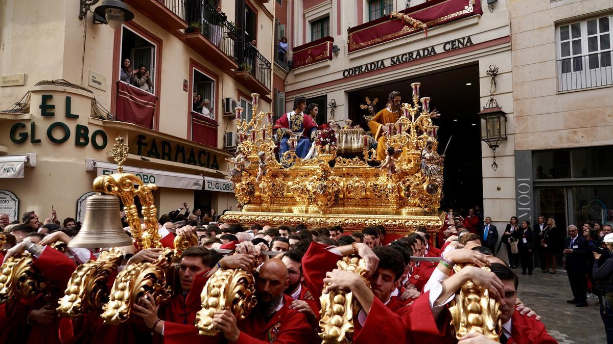 Salida procesional de la cofradía de la Sagrada Cena de Málaga, el Jueves Santo.
