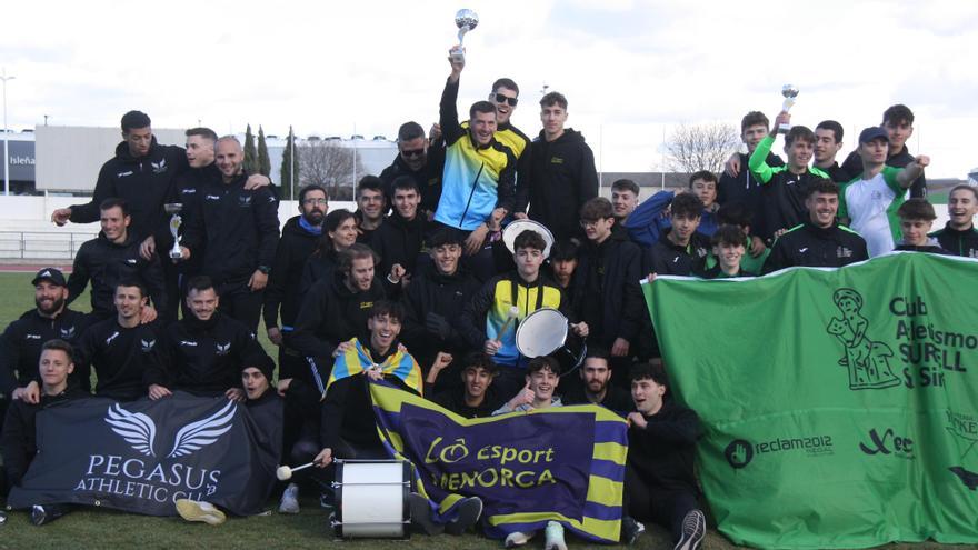 Podio con los tres primeros clubes clasificados en categoría masculina