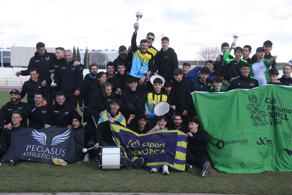 Atletismo. Cameponato de Baleares por clubes de invierno. Podio con los tres primeros clubes clasificados en categoría masculina