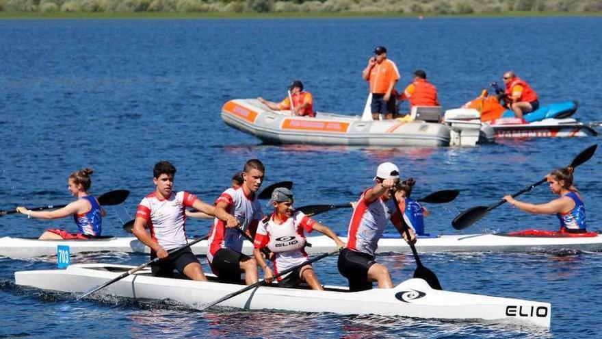 En segundo plano, integrantes de la agrupación durante la regata de piragüismo del lago de Sanabria.