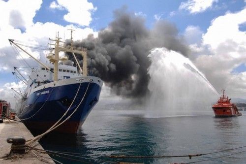 Incendio en el pesquero ruso Oleg Naydenov, atracado en el dique Reina Sof?a