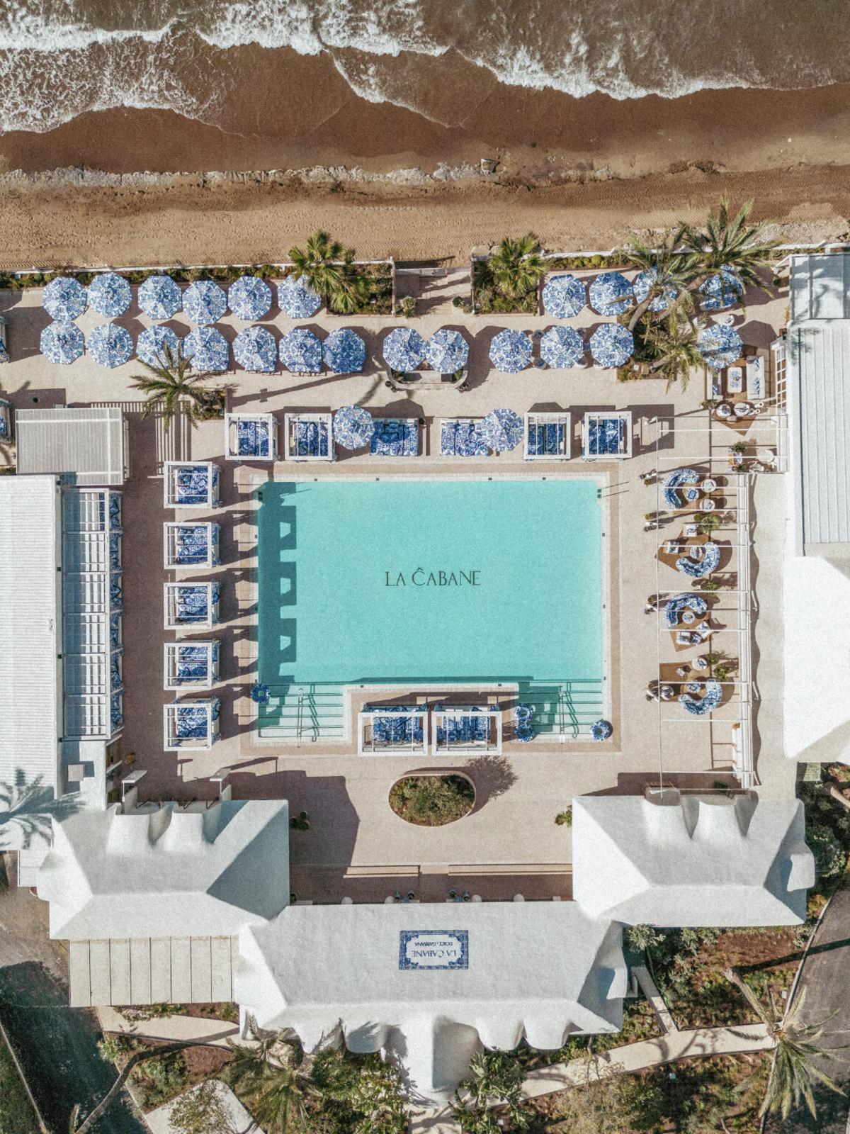 Vista áera del club de playa La Cabane, decorado por Dolce &amp; Gabbana, situado en el hotel Los Monteros