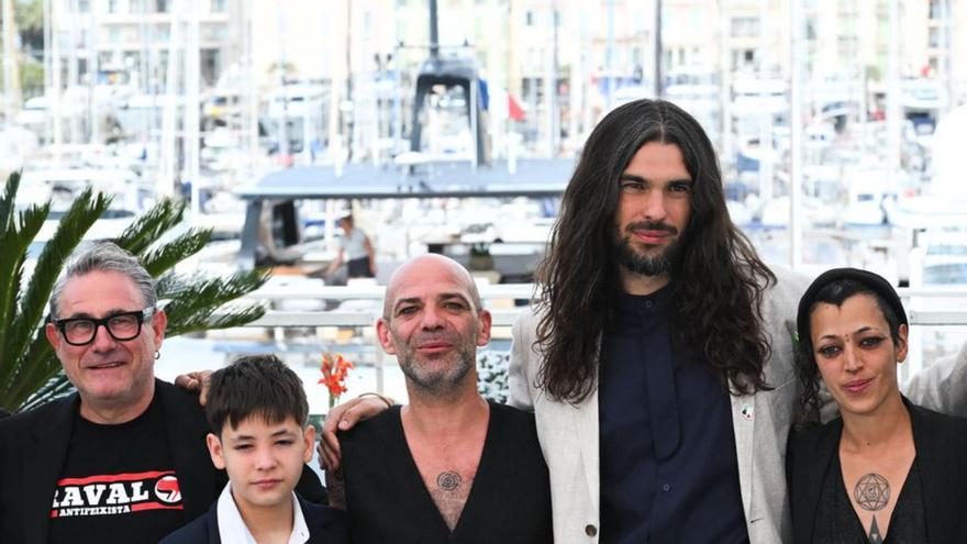 Oliver Laxe, con parte del elenco de «Sirat» en Cannes. | E. Press