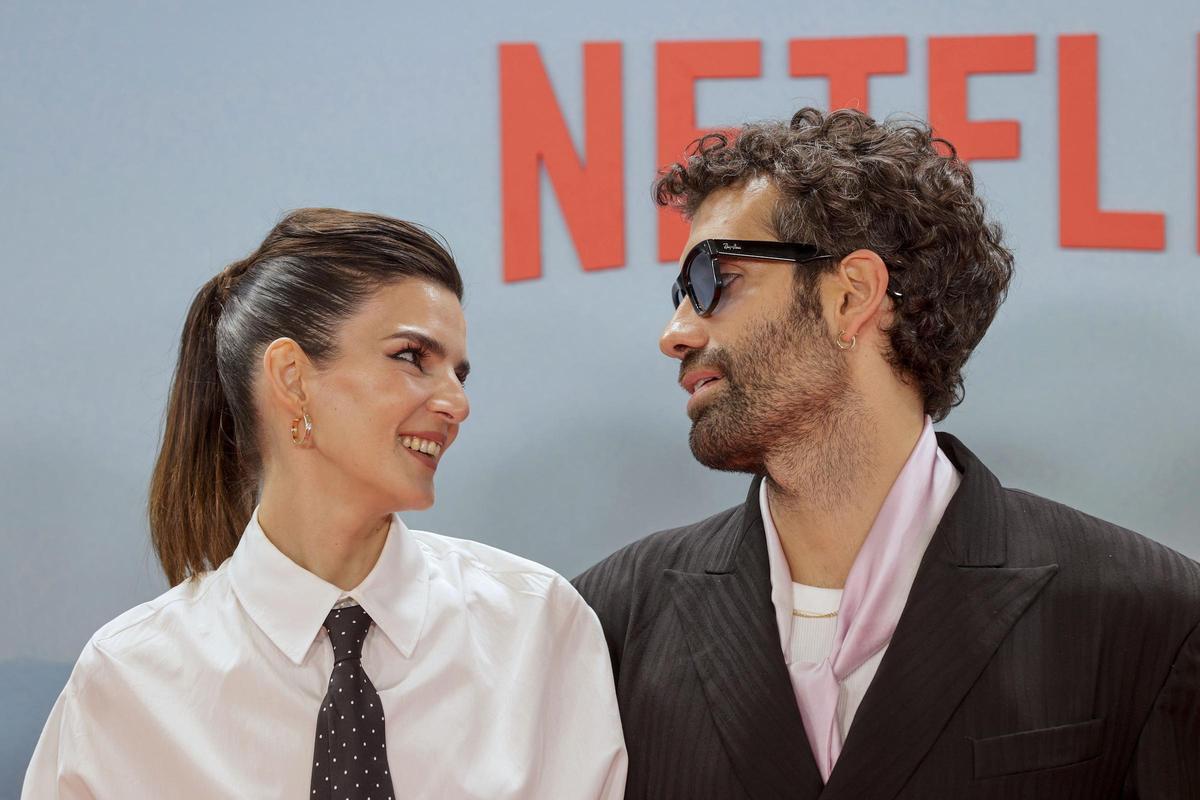 Los actores Clara Lago  y Tamar Novas posan durante el preestreno de 'Clanes', la nueva serie de Netflix.