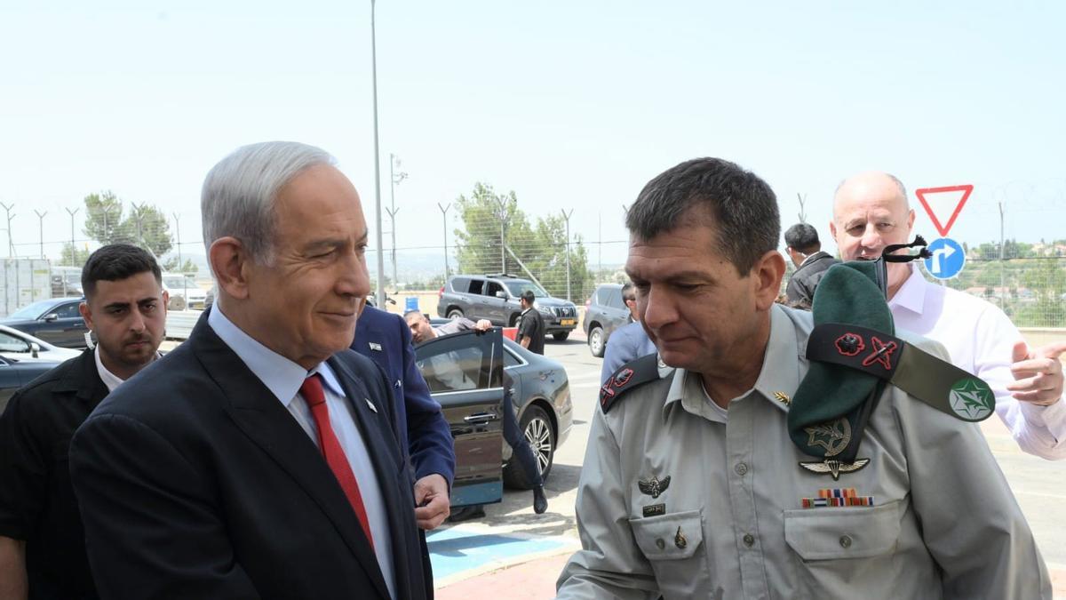 El primer ministro de Israel, Benjamin Netanyahu (i), da la mano al jefe de la Inteligencia del Ejército israelí Aharon Haliva (d), en una fotografía de archivo.