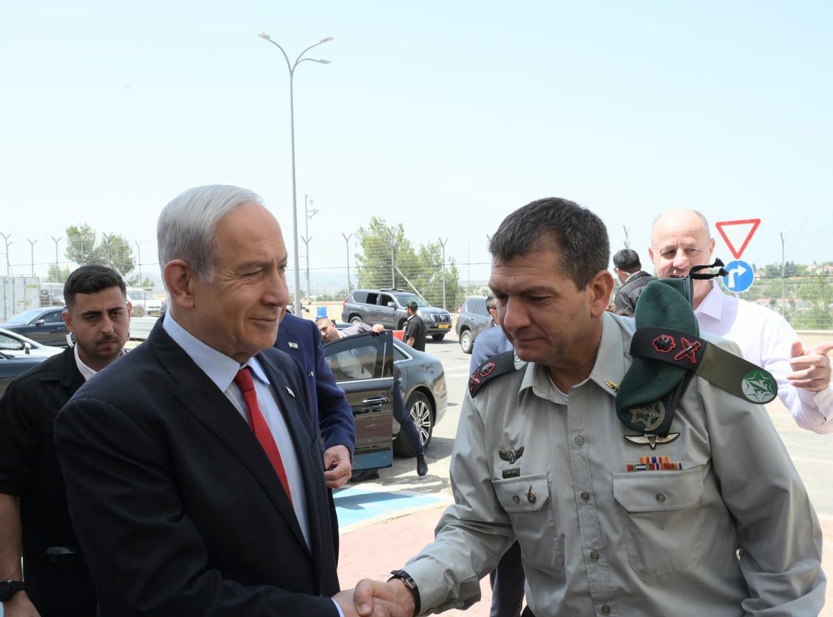 Archivo - El primer ministro de Israel, Benjamin Netanyahu (i), da la mano al jefe de la Inteligencia del Ejército israelí Aharon Haliva (d), en una fotografía de archivo