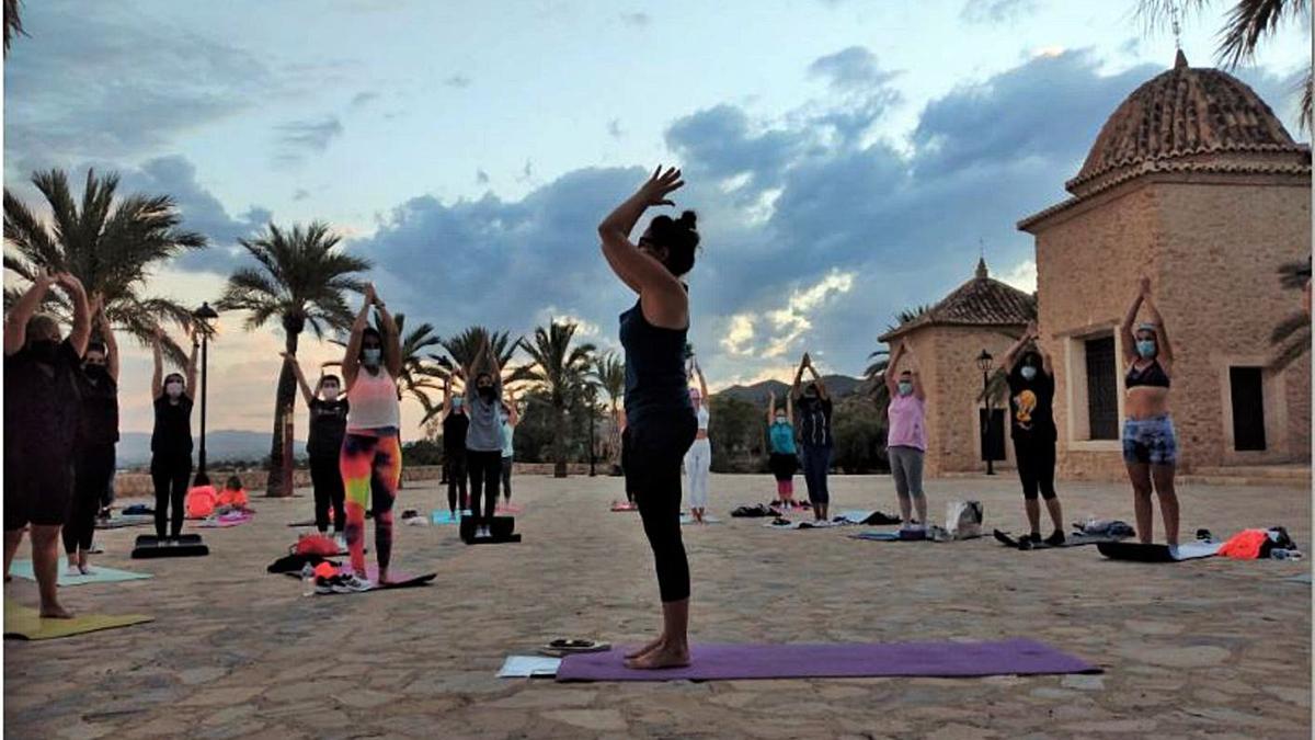 Una sesión de yoga en la explanada de El Calvario.  | PILAR WALS