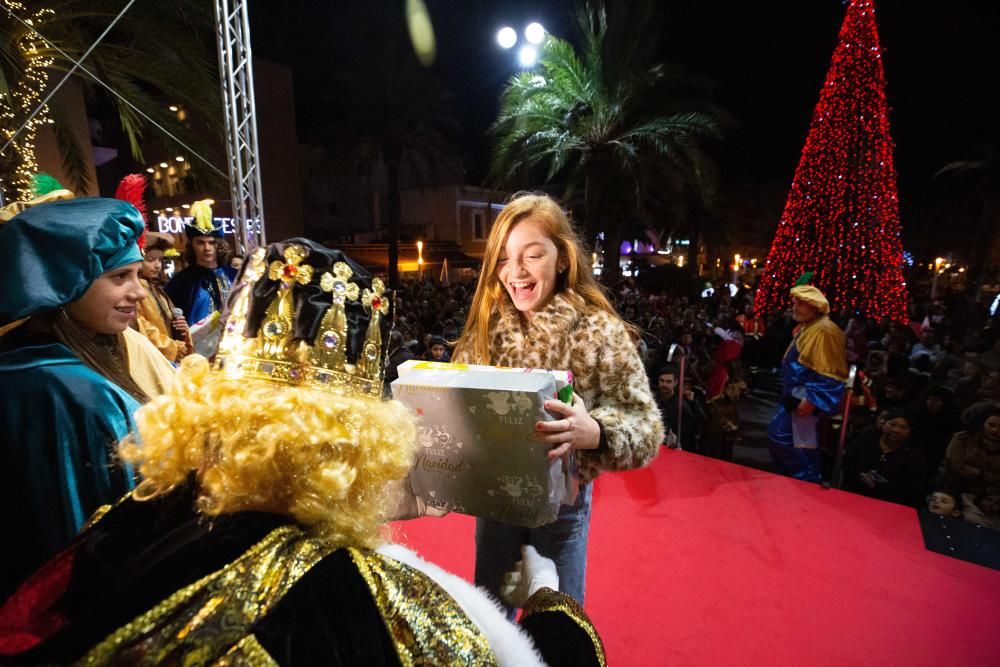 Los Reyes Magos, escoltados por pajes reales y bailarinas, reparten entre el público 800 kilos de caramelos y gominolas