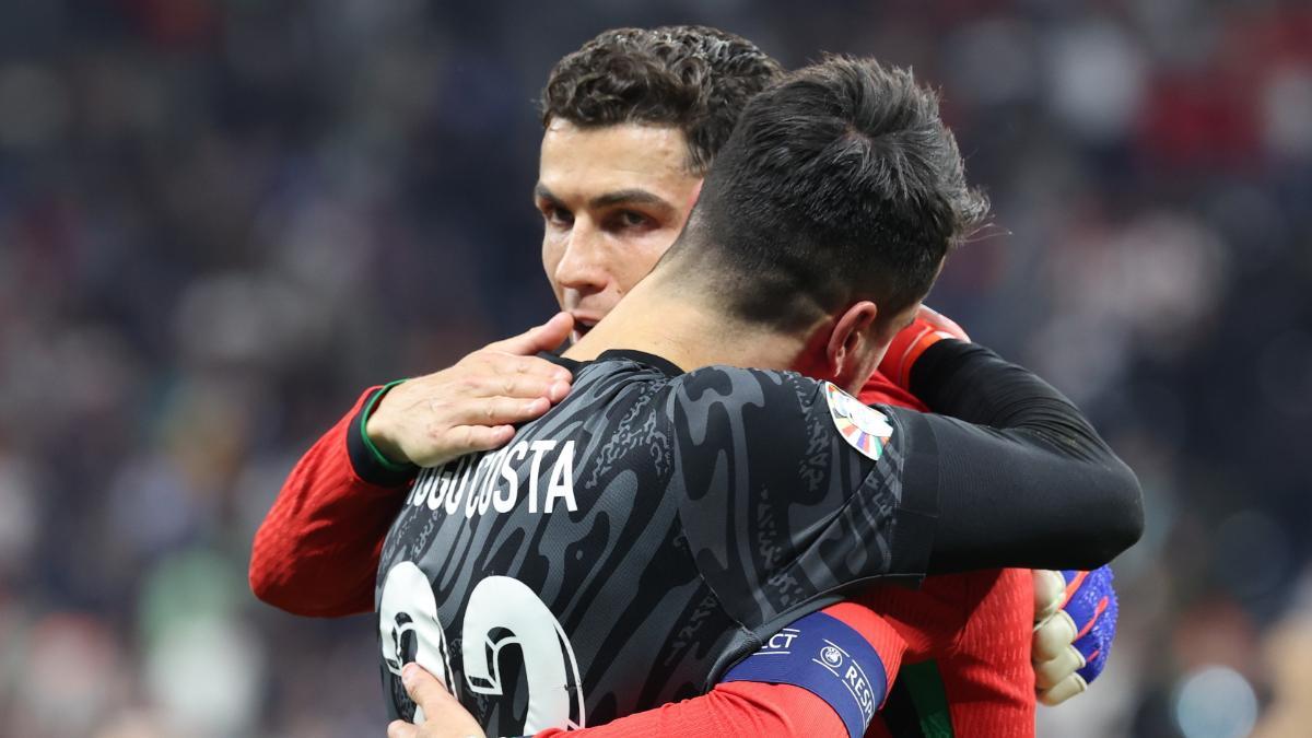 Cristiano Ronaldo se abraza con Diogo Costa después de su actuación estelar en la tanda de penaltis ante Eslovenia