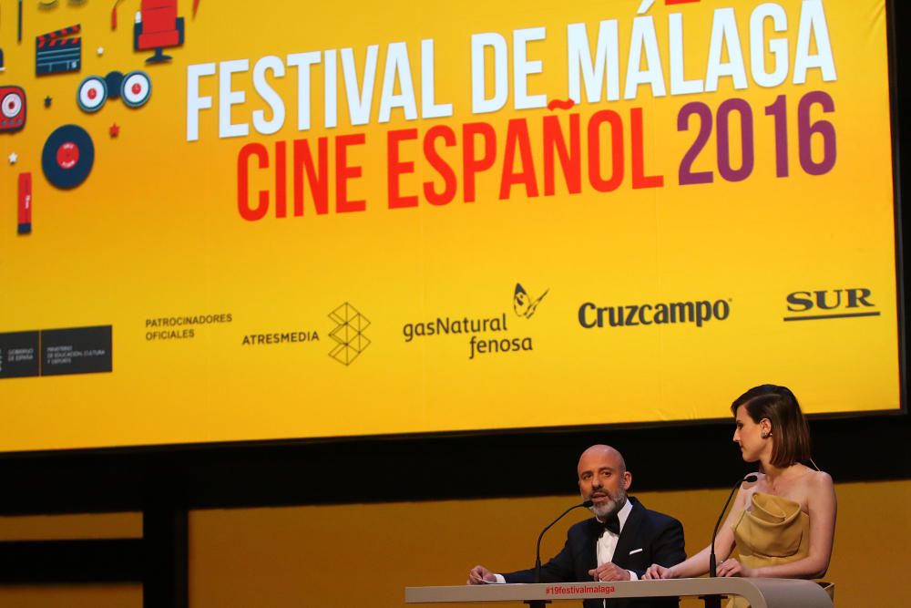 El Festival comienza con el tradicional baño de masas de los actores y actrices en la alfombra roja de la gala inaugural del certamen