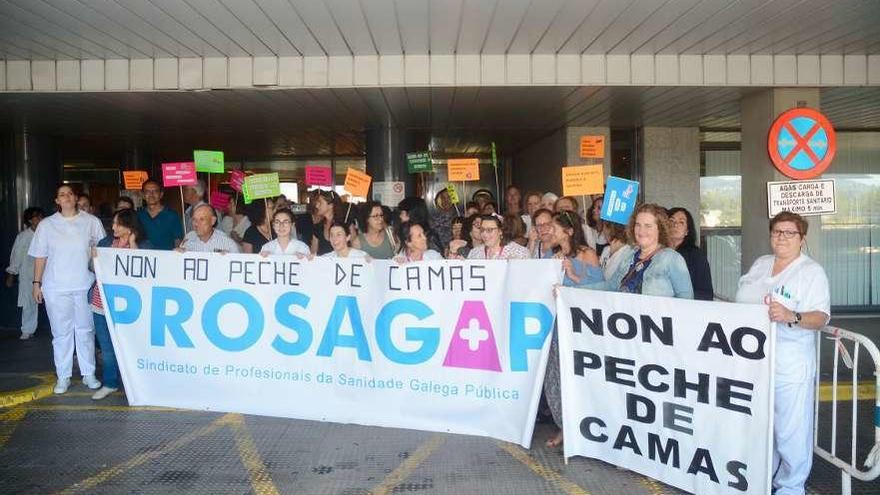 Participantes en la concentración de ayer ante el Hospital Montecelo. // Rafa Vázquez