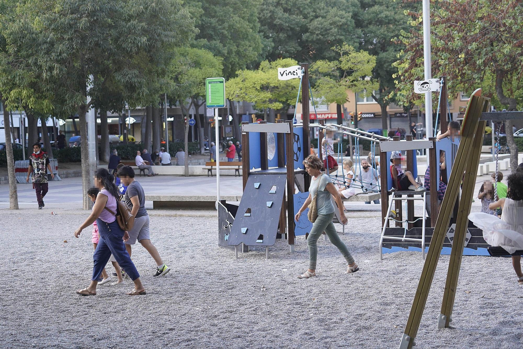 Les famílies reclamen un espai a la plaça del Barco per jugar a pilota