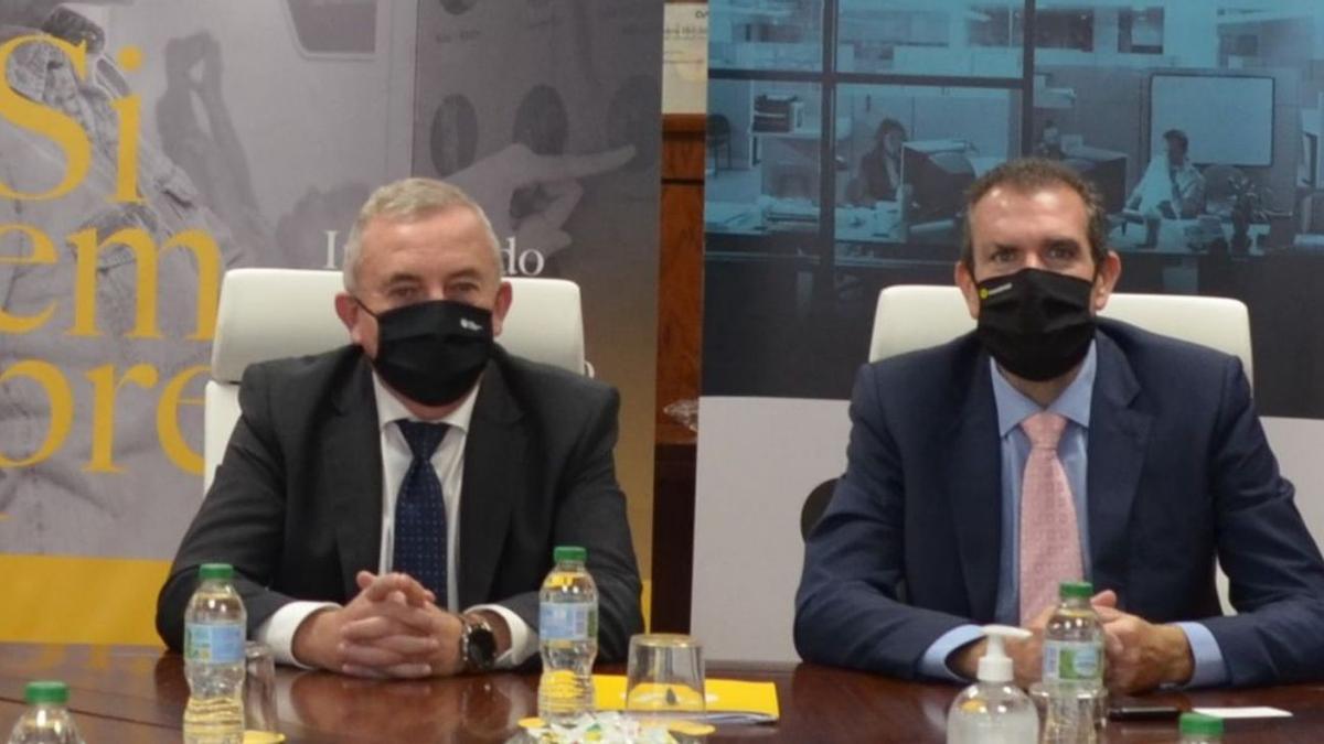 El director territorial de Cajamar, Diego González, y el presidente de Hefame, Enrique Ayuso, en la firma.