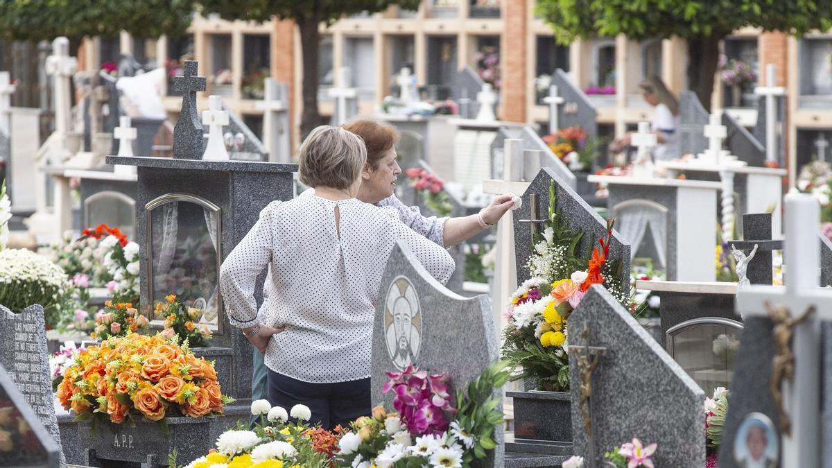 Día de Todos los Santos en el Cementerio de Alicante