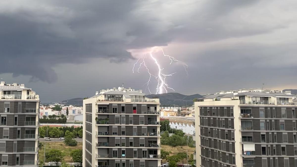 Espectacular imagen de un rayo caído en Castellón.