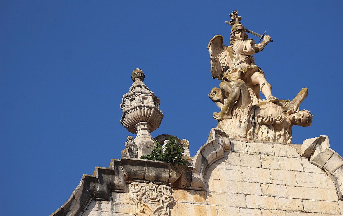 Aparece una higuera en uno de los flameros de la fachada de la iglesia.