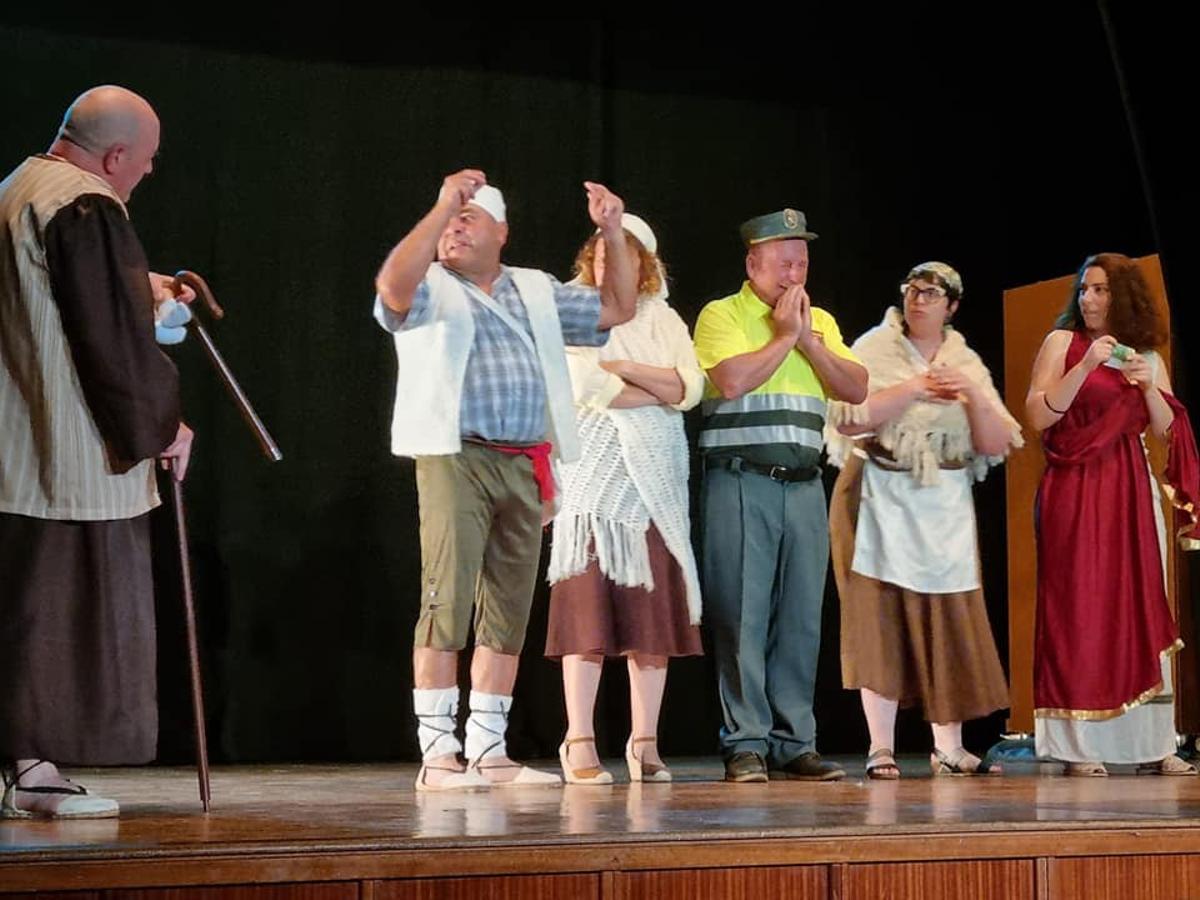 Representació teatral per part d'un grup de 'bautxos'.