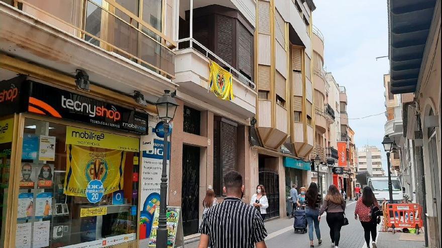 Los okupas de la vivienda de la calle Major Sant Jaume de Vila-real han colgado, incluso, una bandera del Villarreal CF.