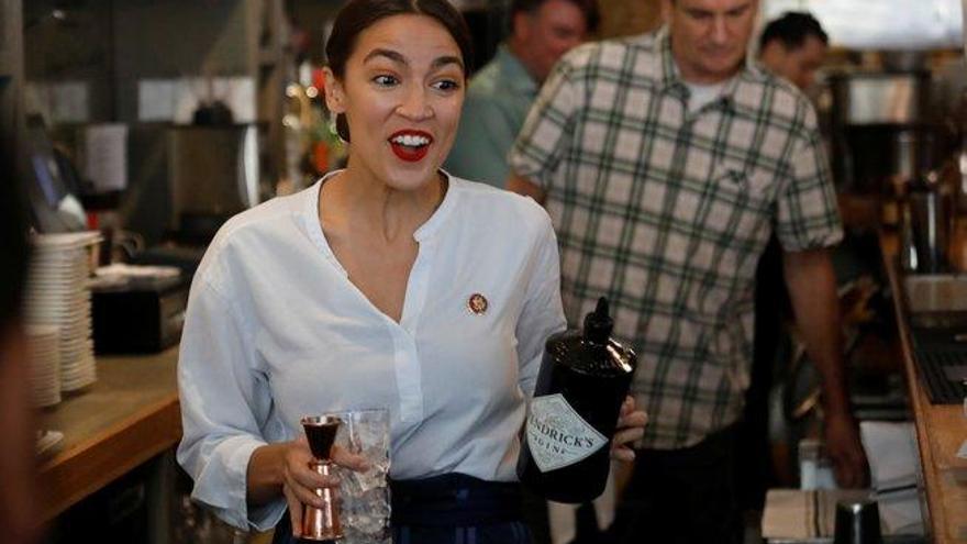 Ocasio vuelve a sus orígenes para protestar por un salario justo en EE.UU