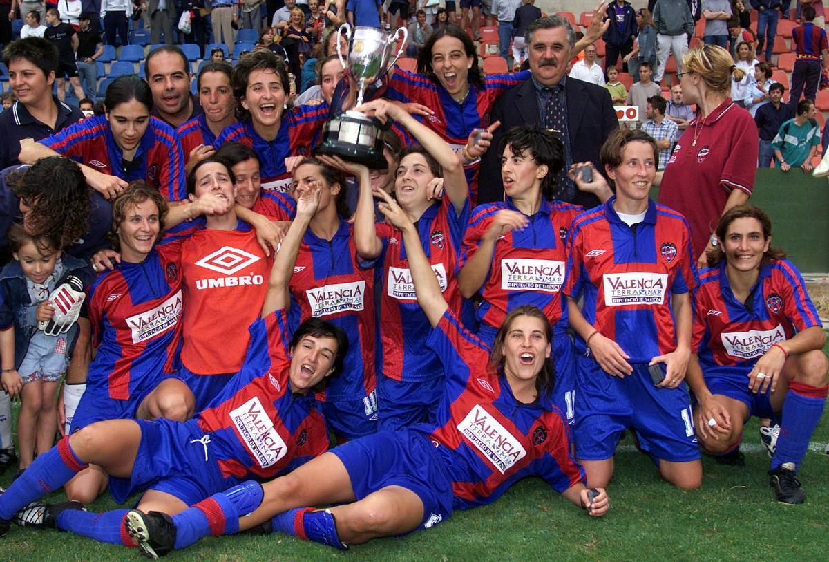 El Levante femenino celebra su Copa de la Reina 2002
