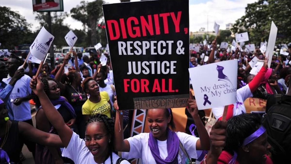 Mujeres kenianas gritan consignas contra la violencia sexual, este lunes en Nairobi.