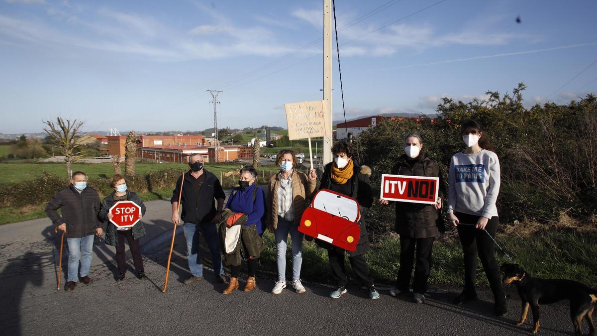 Vecinos de Granda, con la nave donde se construirá la ITV, detrás.