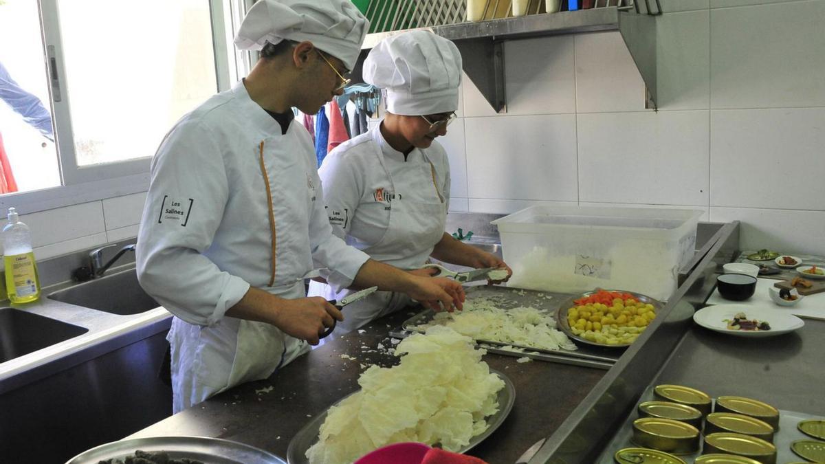 Alumnos del FP superior de Cocina durante el cierre de las jornadas gastronómicas, ayer.  | MATÍAS SEGARRA