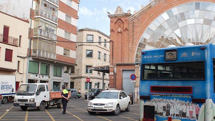 Un agente municipal vigila cada día durante toda la mañana el estacionamiento prohibido en la plaza del Mercado de Abastos.