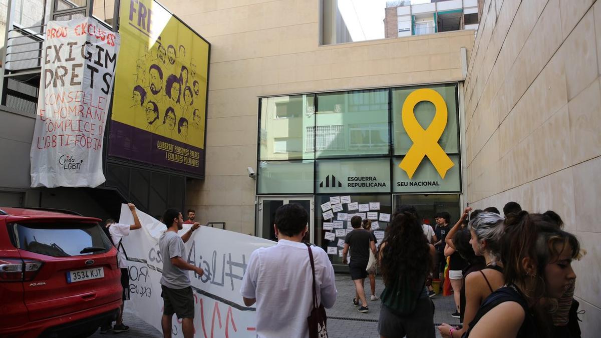 Protesta de activistas de la Crida LGTBI, en la sede de ERC en Barcelona, este viernes.