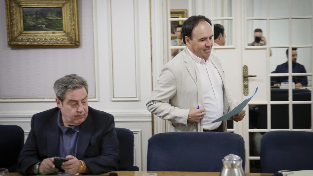 Pérez Llorca pesa por detrás de José María Llanos, esta semana en las Corts.