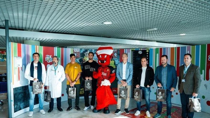 El Mallorca reparte sonrisas y regalos a los niños ingresados en el Hospital de Son Espases