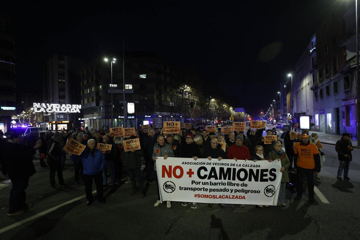 La última manifestación del 2025 contra el tráfico pesado por Príncipe de Asturias, en imágenes