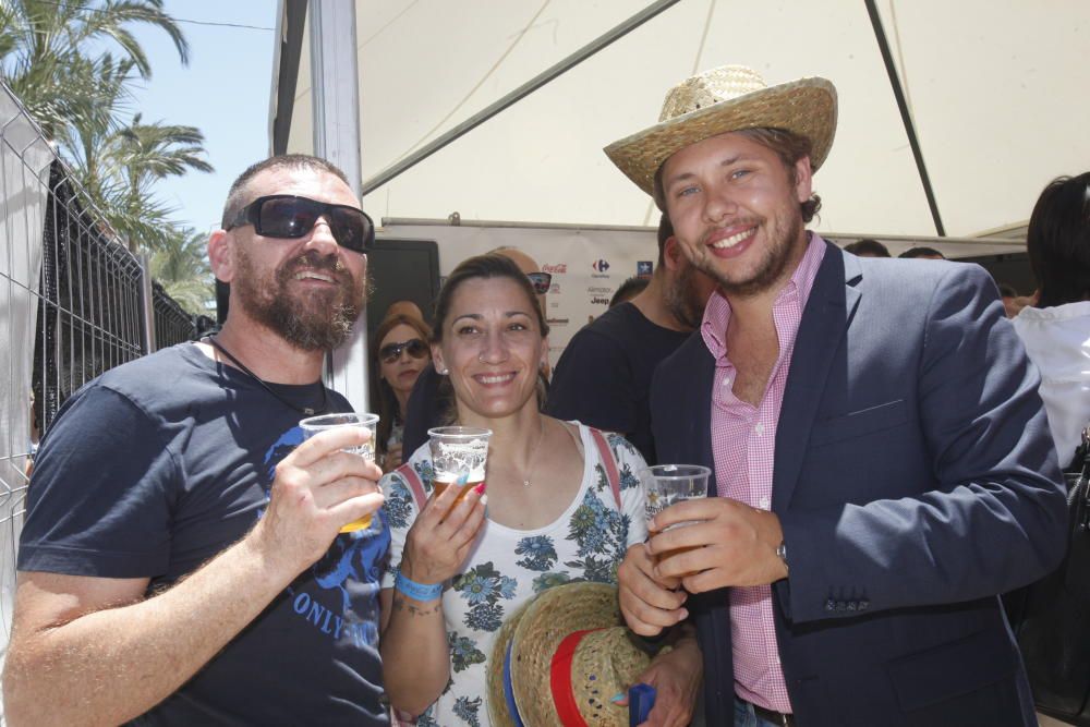 Políticos de diverso color visitan el tradicional racó junto a la plaza de los Luceros