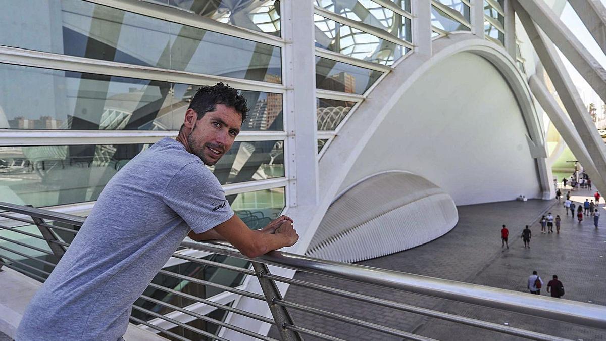 Javi Guerra en la Ciudad de las Artes y las Ciencias donde estará la meta del Maratón. | FRANCISCO CALABUIG