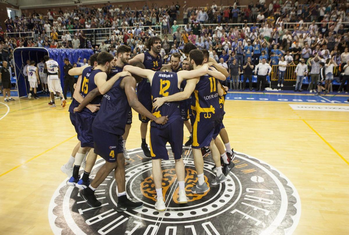 El OCB celebra la única victoria que logró ante el Palencia en las semifinales por el ascenso a la ACB en 2017.