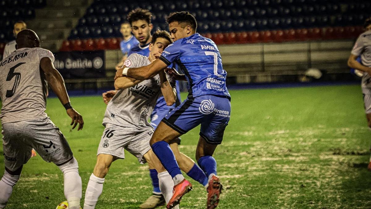 Adri Gómez y Amin chocan en un lance de juego.