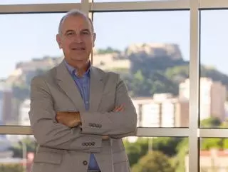 "Si las olas de gripe y covid se superponen habrá dificultades en los hospitales y en Atención Primaria"