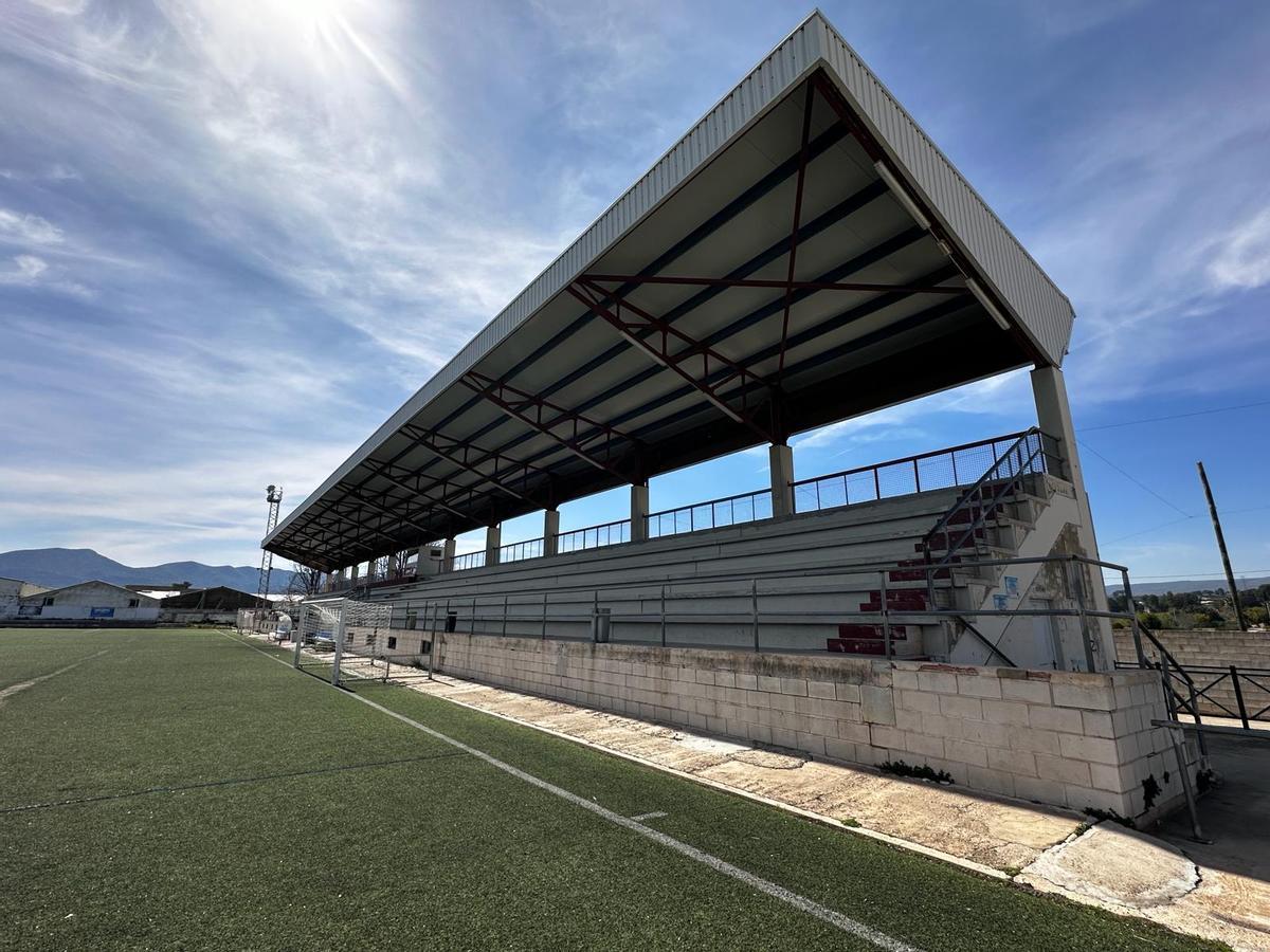 Imagen del campo de fútbol &quot;Quatre Camins&quot; de Canals, cuya titularidad vuelve al Ayuntamiento.