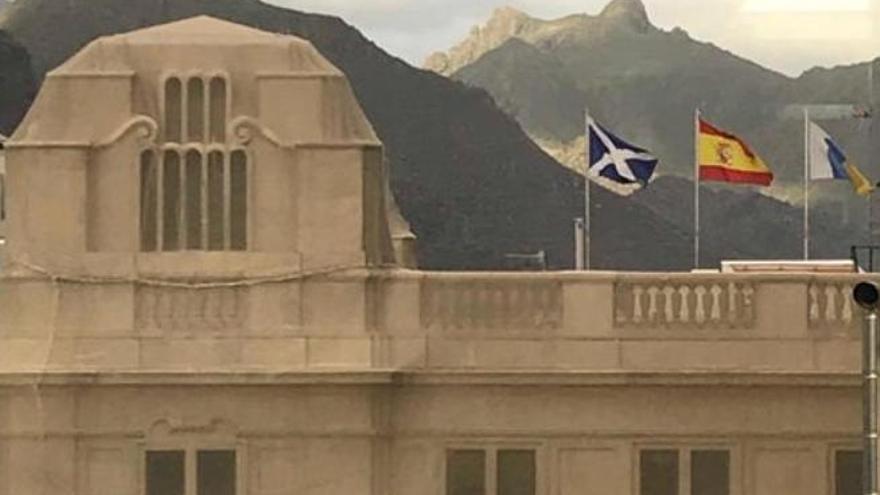 Banderas en la fachada principal del Cabildo de Tenerife.