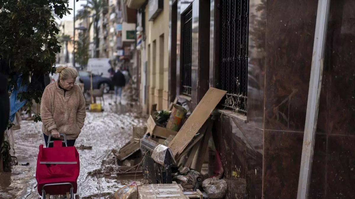 Una mujer camina por una calle de Catarroja en una imagen captada el 1 de noviembre de 2024.